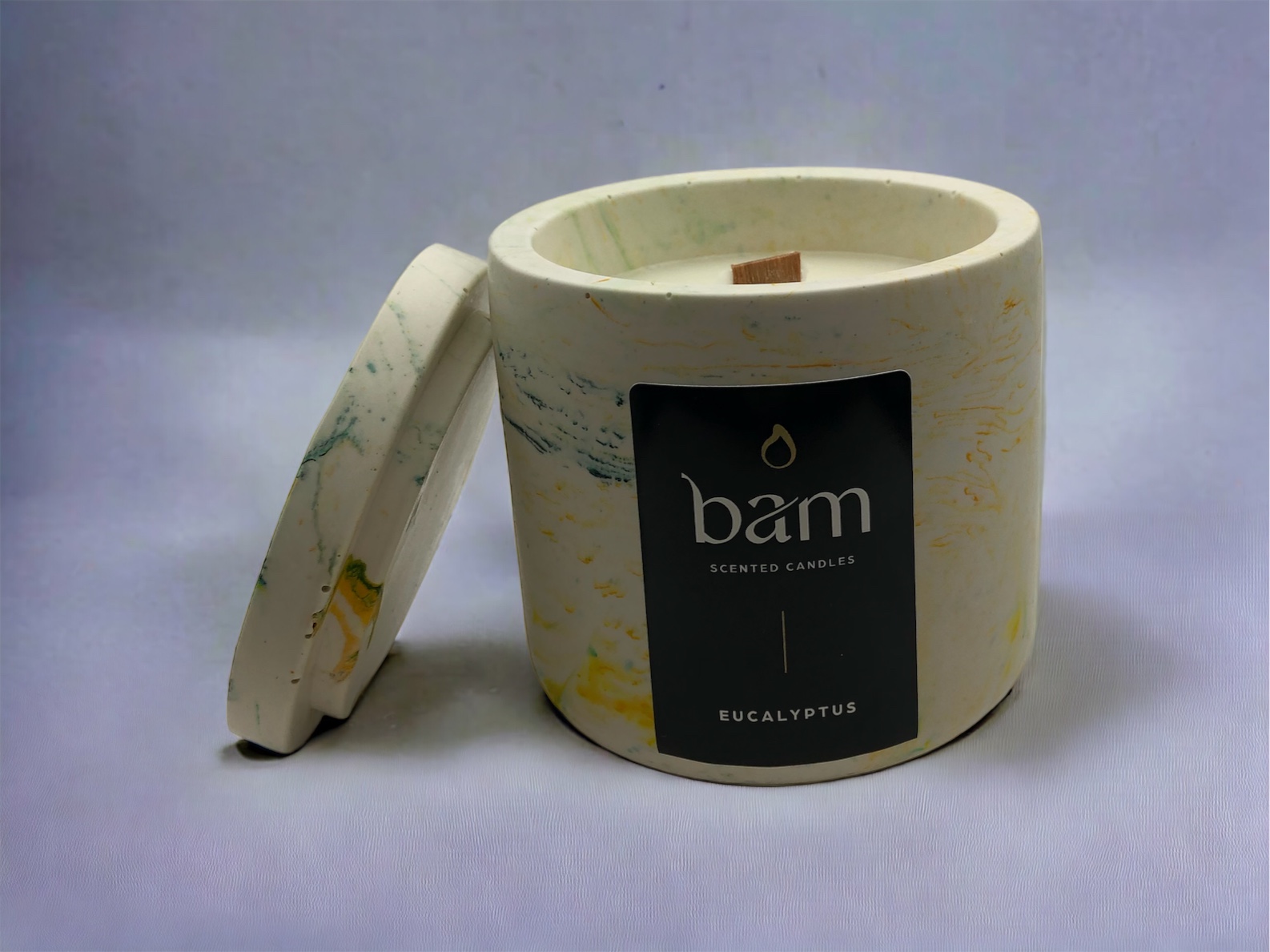 geschenkset met eucalyptus geurkaars, decoratieve kaars en schaaltje